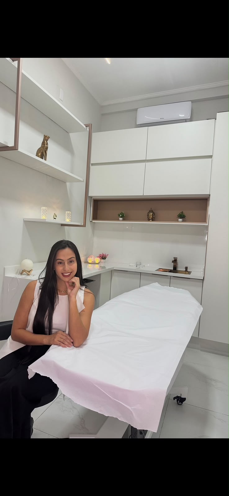 Recepção moderna e acolhedora da clínica de estética da Dra. Rafaela Xavier em Pouso Alegre