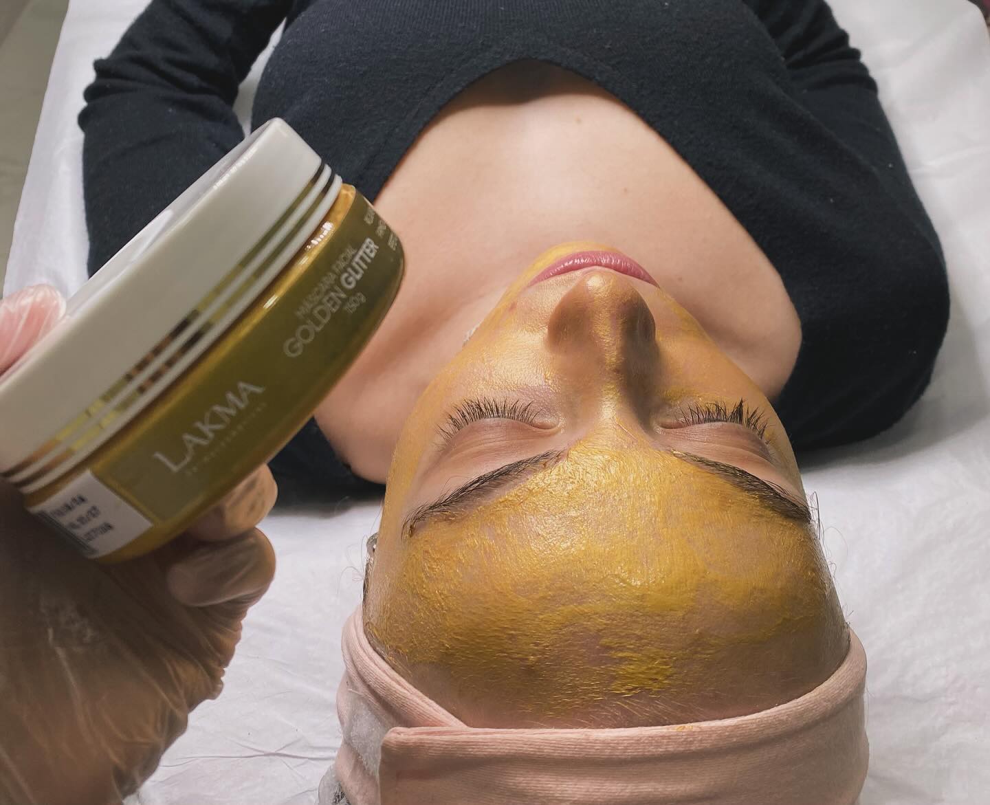 Sessão de Máscara de Rejuvenescimento Facial Golden Glitter com a Dra. Rafaela Xavier